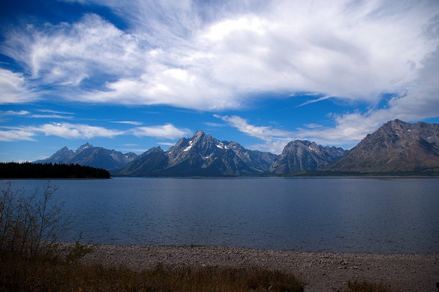 mountain lakes for vacation in US